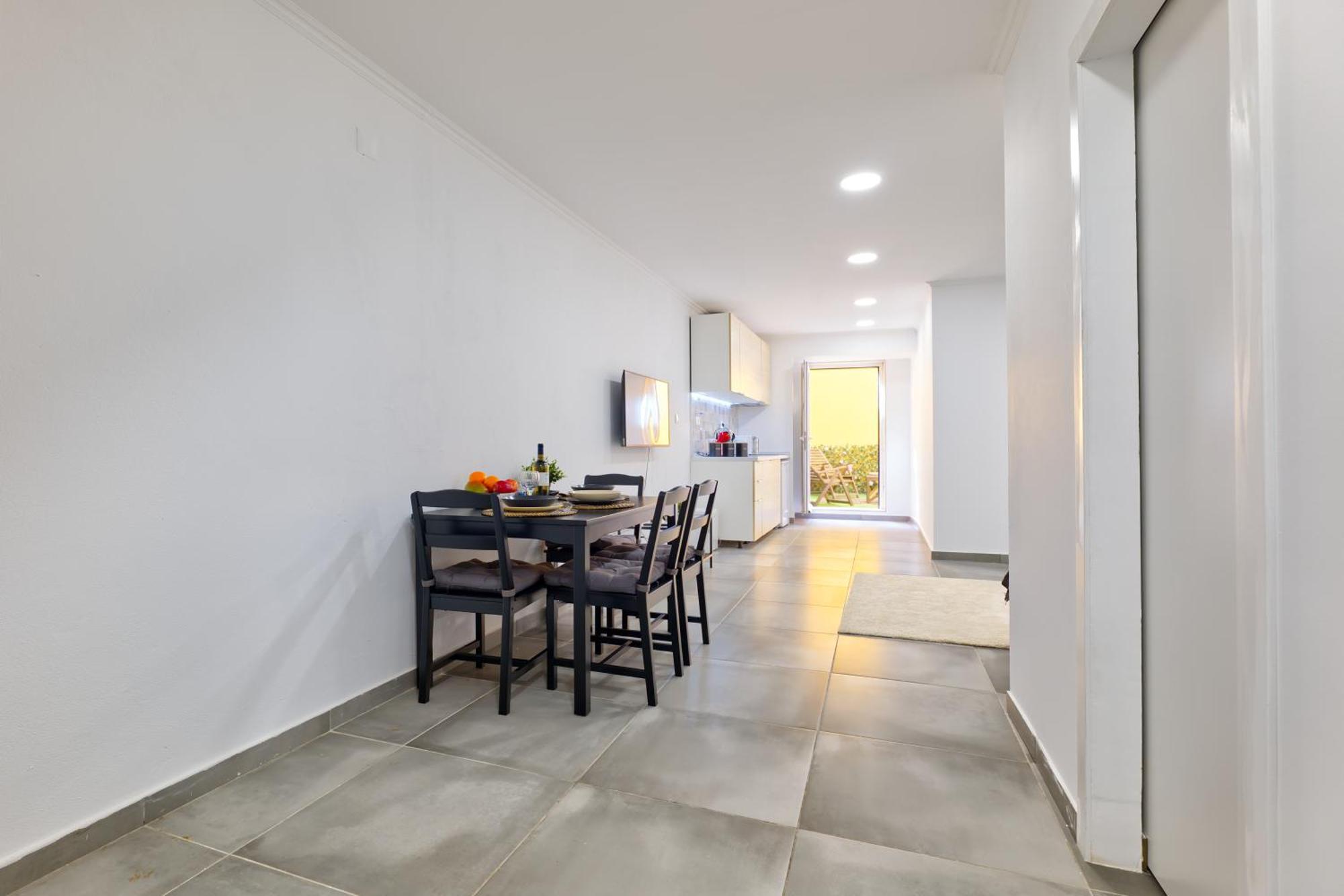 Apartment Spacious Flat With Garden Lisbon